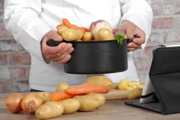 「ポトフ作ったら…」皿の片隅にいた“幸せそうなソーセージ”に18万いいね「あらかわいい」「食べるの申し訳なくなってくる」