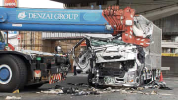大型トラックとクレーン車が交差点で衝突…トラック運転手1人が車体に挟まれ骨盤骨折の重傷　川崎市