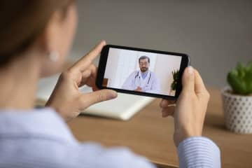 風邪をひいたのでスマホを使って「オンライン診療」を利用します。「対面での受診」と比べて、診察料は高くなりますか？