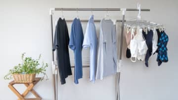 梅雨の部屋干し、電気代を抑えるコツは？乾燥機なしでも快適に乾かす方法を解説