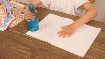 子供の机がピカピカに！ 鉛筆削り付きの卓上掃除機「Vaccumi Study」