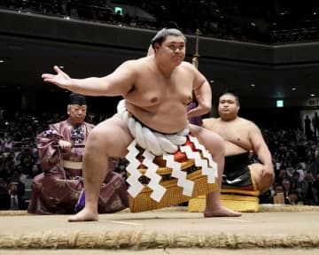 大の里、国技館で土俵入り初披露　雲竜型、元琴恵光の引退相撲
