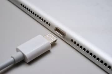 今すぐ捨てるべき充電ケーブル５選！事故につながる見逃しサインとは