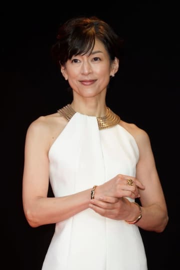鈴木保奈美「娘たちとバーで…」お酒をたしなむ姿を披露→「すてきな親子」「かっこよくてステキなママ」と反響