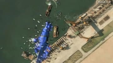 北朝鮮が進水失敗の駆逐艦に謎の物体設置、風船か　衛星写真