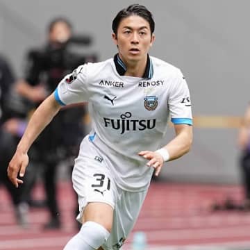 先制点アシストも…川崎のファンウェルメスケルケン際が無念の負傷交代。右足の太もも裏を押さえてピッチを後に