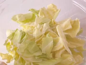 「あと一品」にパパッと作れる！　スーパーの袋入りのキャベツに加えたのは…？