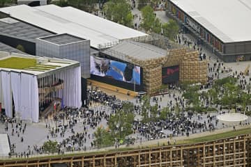 万博15万人超来場か、終日混雑　花火、割引最終日重なる