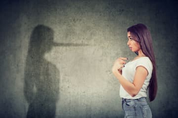 嘘をついている人の特徴７選！表情・言葉・しぐさの変化に注目