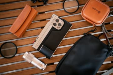 iPhoneが本格カメラに変身？レトロカメラ風多機能ケース「Fotorgear」
