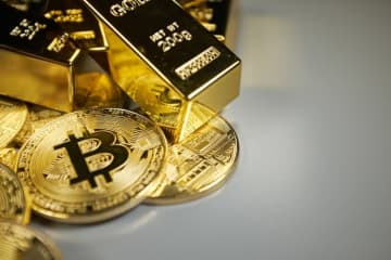 金投資vsビットコイン　副業にはどちらがおすすめ?