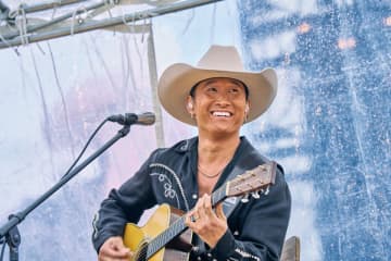 平井大がビーチで弾き語りライブ　カップルのプロポーズにひと役買う場面も