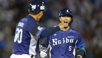 「代打の神様」西武・外崎修汰のタイムリーで7回に同点に追いつく　オリックス・宮城大弥のストレートをとらえる