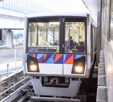 横浜のシーサイドライン車内で駅員に液体を噴霧　容疑で自称大学生を現行犯逮捕　影響で4時間25分運転見合わせ