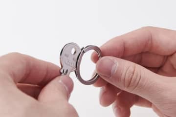 見た目はシンプル…秘密は一体どこに!? 手品のようにスルっと着脱できる「キーリング」の驚きの正体