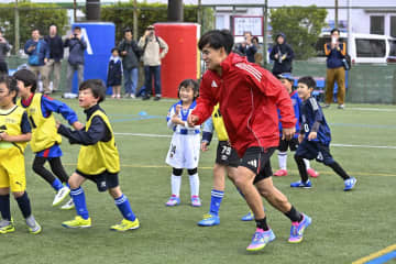 久保建英、子どもたちにドリブル指南「良い選手いたことを森保監督に報告したい」