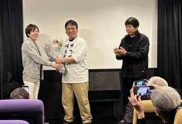 ５月２４日横浜のシネマノヴェチェントで大東賢監督におもちゃ鑑定士の小材直由が花束を贈呈！