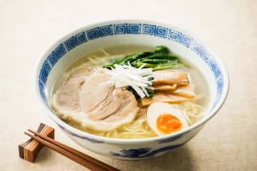 料理研究家リュウジ『ラーメン屋開けるレベル』と豪語、”５分で出来る”「あごだし塩ラーメン」のレシピが話題！裏技のような”出汁”の活用法にネットでも「なんだこの簡単さは…」「めちゃくちゃ美味い」「スープの海を感じる強い旨みが素晴らしい」
