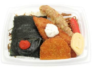 ご飯の上におかか昆布煮をまぶし、海苔の上に明太子、7種のおかずをもりあわせて税込645円! セブン‐イレブンが「7種おかずの明太のり弁当」を発売