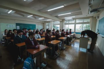 『なんで私が神説教』“静”広瀬アリスが自分自身に神説教　“愛花”志田未来の白昼の復讐劇