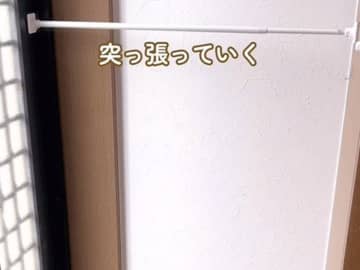 つっぱり棒で玄関収納が広がる！　知ったらやりたくなるDIYに「すぐやる」「これはすごい」