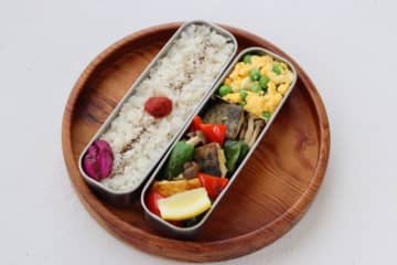 野菜たっぷり！「塩さばと野菜のカレー風味」「グリンピース入りレンジ炒り卵」2品弁当