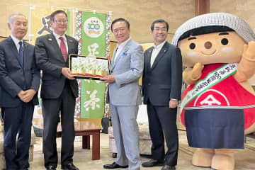 足柄茶、今年は栽培開始から100年！　「後世につなげたい」黒岩知事に新茶贈呈