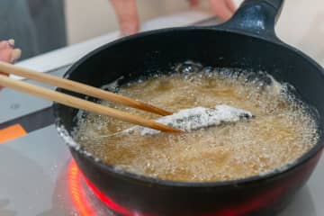 揚げ物をするとき『爆発する可能性があるもの』5選　未然に防ぐ方法も