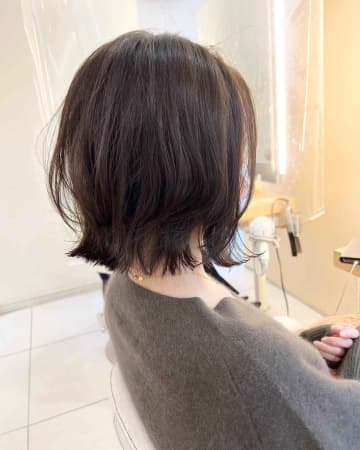 そろそろ夏 → 首元スッキリ【外はねボブ】で大人のイメチェンしない？