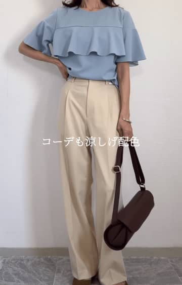 爽やか配色で即好印象。ラッフルブラウス×ベージュパンツの上品フェミニン【40代の毎日コーデ】