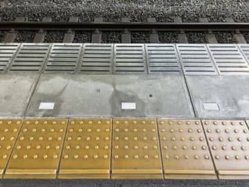 理不尽すぎる…「なんで真ん中立っているの？」電車ホームで老婦人に絡まれ、突然罵倒された女性