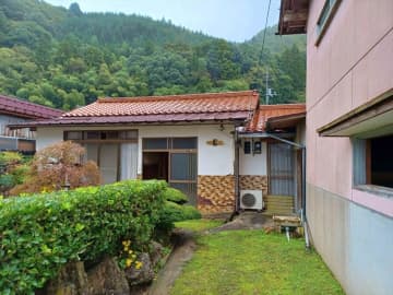 目の前にドラッグストアがあり、保育園や学校も近い平屋【島根県雲南市】出雲神話の舞台でのどかな里山暮らし