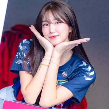 「みんな惚れちまうよ！」韓国９頭身チアがボディコン衣装で披露した“超悩殺ダンス”にファン熱狂！「美神降臨」「眠れなくなった」
