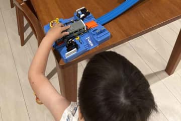 「どいて」　ねこvs男の子…大胆すぎる妨害に大反響　「ねこはこういうところも含めてかわいすぎるんだよな」