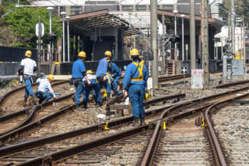 ネパール国籍男性が『線路にゴミ投げ入れ』山手線などで大幅遅延 約5000人に影響し話題に「なんで捨てるんだ？普通に生活したらこんなことならなくない？母国では線路にゴミ捨てるんかな？」「脱線事故とかになったら洒落にならにのわからんのか・・・」