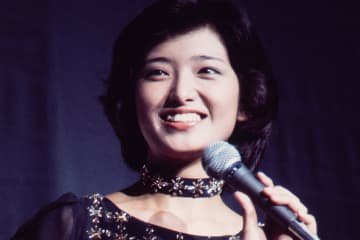 【60代以上の女性が選んだ】カラオケでよく歌う山口百恵さんの曲ランキング！3位『プレイバックPart2』、2位『秋桜』を抑えた1位は？