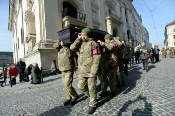 「涙する母親、跪いて兵士の棺を見送る通行人」「ホロコーストから命を繋いだマンホール」…ウクライナ西部の街・リビウの写真が語ること