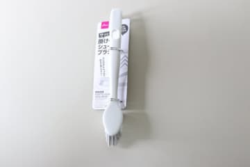 ダイソーの意匠登録済みブラシがめっちゃ便利！「さすが専用！」「かゆい所に手が届くんよ～！」