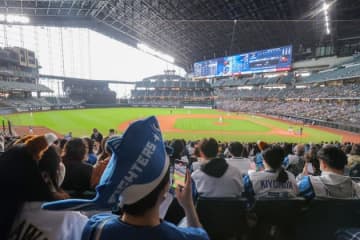 乃木坂46の3人が同時に始球式⇨球があちこちに。「わちゃわちゃで好き」「フォームが綺麗」と話題。エスコン北海道