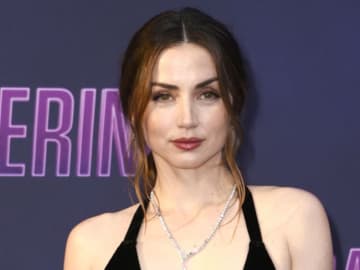アナ・デ・アルマス、美しい黒のロングドレス姿でプレミアに　『ジョン・ウィック』スピンオフに主演