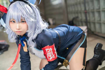 【コスプレ】メモリアルロビーの名シーンをバッチリ再現！タイトな衣装を着こなす『ブルアカ』アコが颯爽と登場【写真9枚】