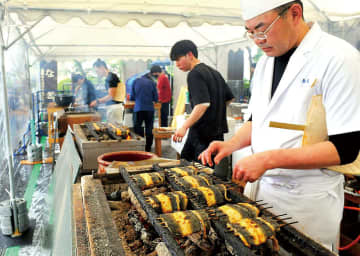 ウナギ弁当2500個が完売　さいたまで「浦和うなぎまつり」　あいにくの雨も炭火で焼かれた香ばしい匂いに誘われるように大勢の客　午前5時にすでに並ぶ人「熱がすごい」