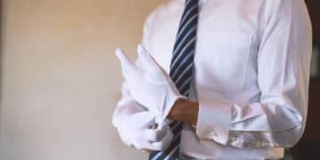 封筒すり替え、警察なりすまし、論点ずらし　“手品師レベル”の巧妙さ…詐欺師が人々をだます「常套手段」とは