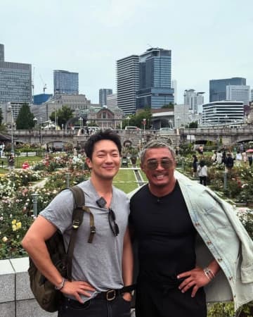 秋山成勲、大阪でソン・ソックと2ショット！高架下でじゃんけん対決も