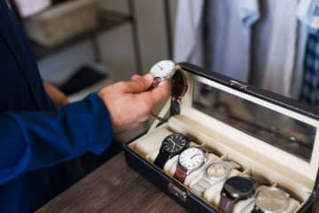 年収240万円ですが、高級時計を買うのは不相応でしょうか？100万円以上の時計をつけてみたいです。