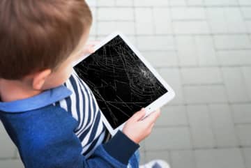 「壊しちゃった…」子どもが学校のタブレットを落として破損！保護者の負担・修理代はいくらかかる？