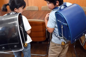 クマとの遭遇防げ！　目撃急増の秦野、小学生に鈴を貸し出し