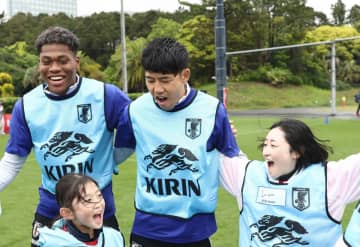 遠藤航　鈴木彩艶らとイベントでサッカー交流　参加者からプレミアＶの祝福も