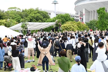 大阪・巨大公園で初の「無料」音楽祭、ＤＥＮＩＭＳなど会場ぶち上がり
