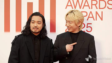 【動画】Creepy Nuts、ブラック衣装でレカペ　隣の菅田将暉が気になるDJ松永